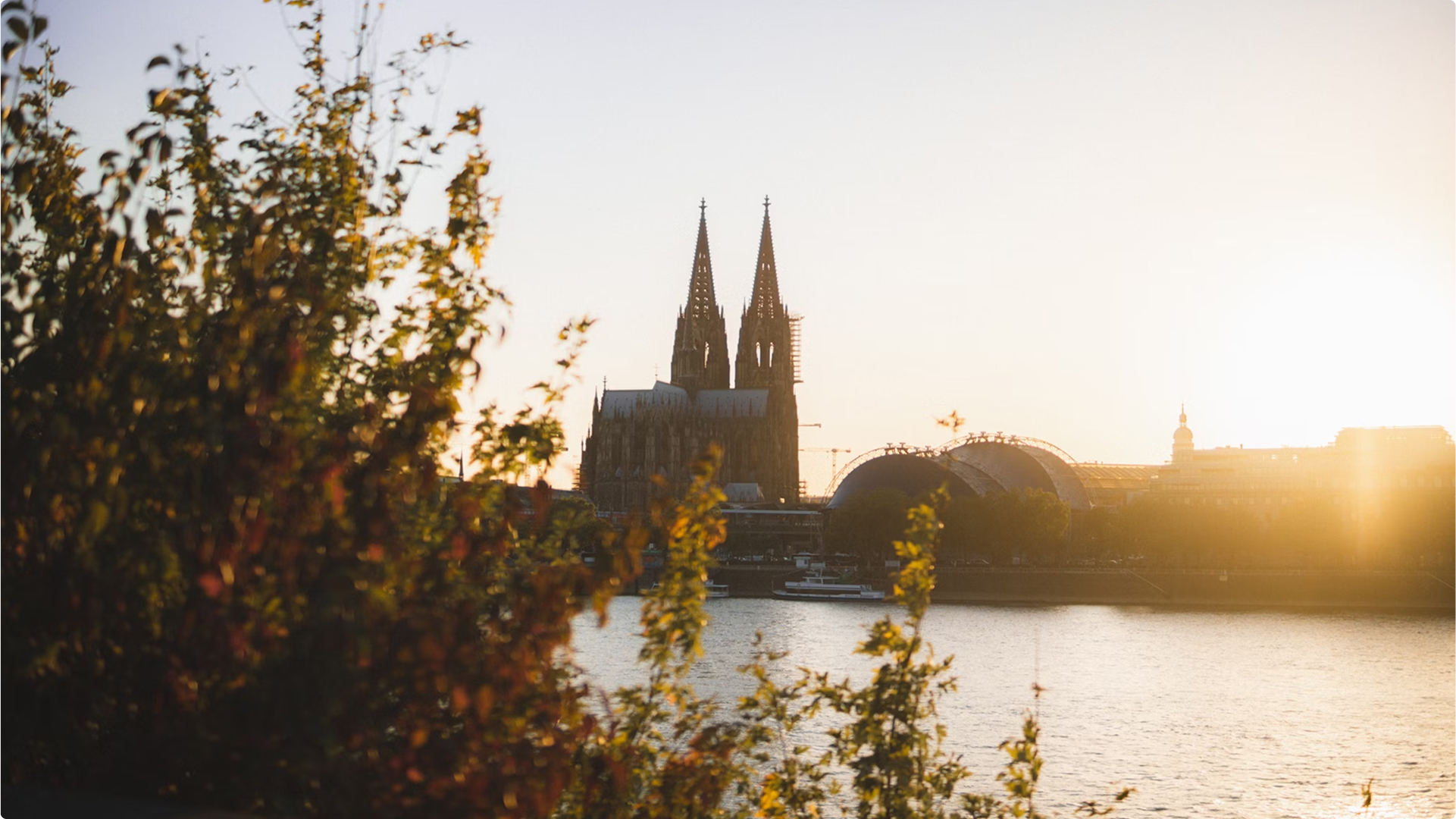 Ansicht vom Koelner Dom und Musical Dom bei Sonnenuntergang