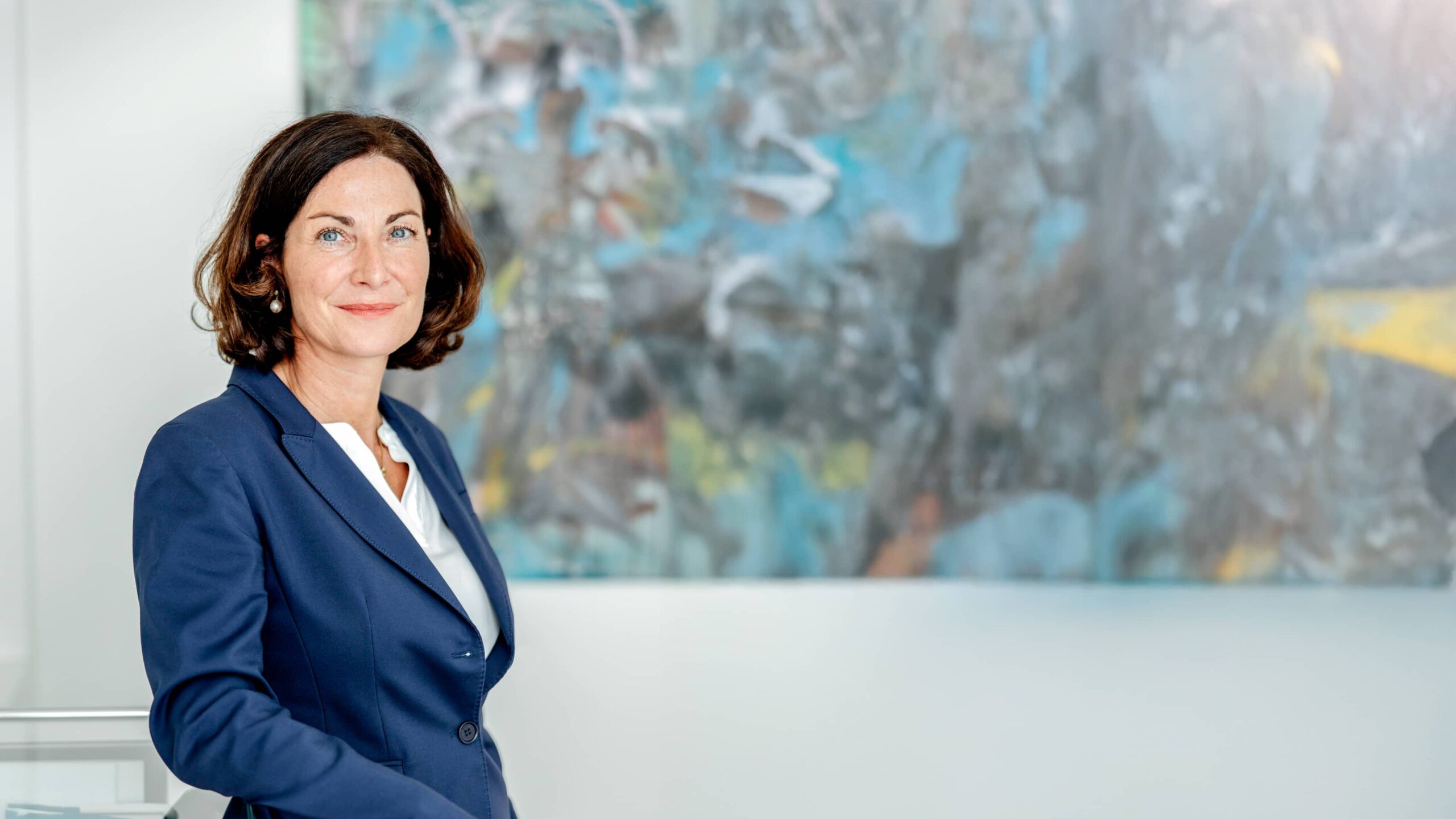 Rechtsanwältin Sabine Breitegger im Portrait seitlich, Recht, Anwältin