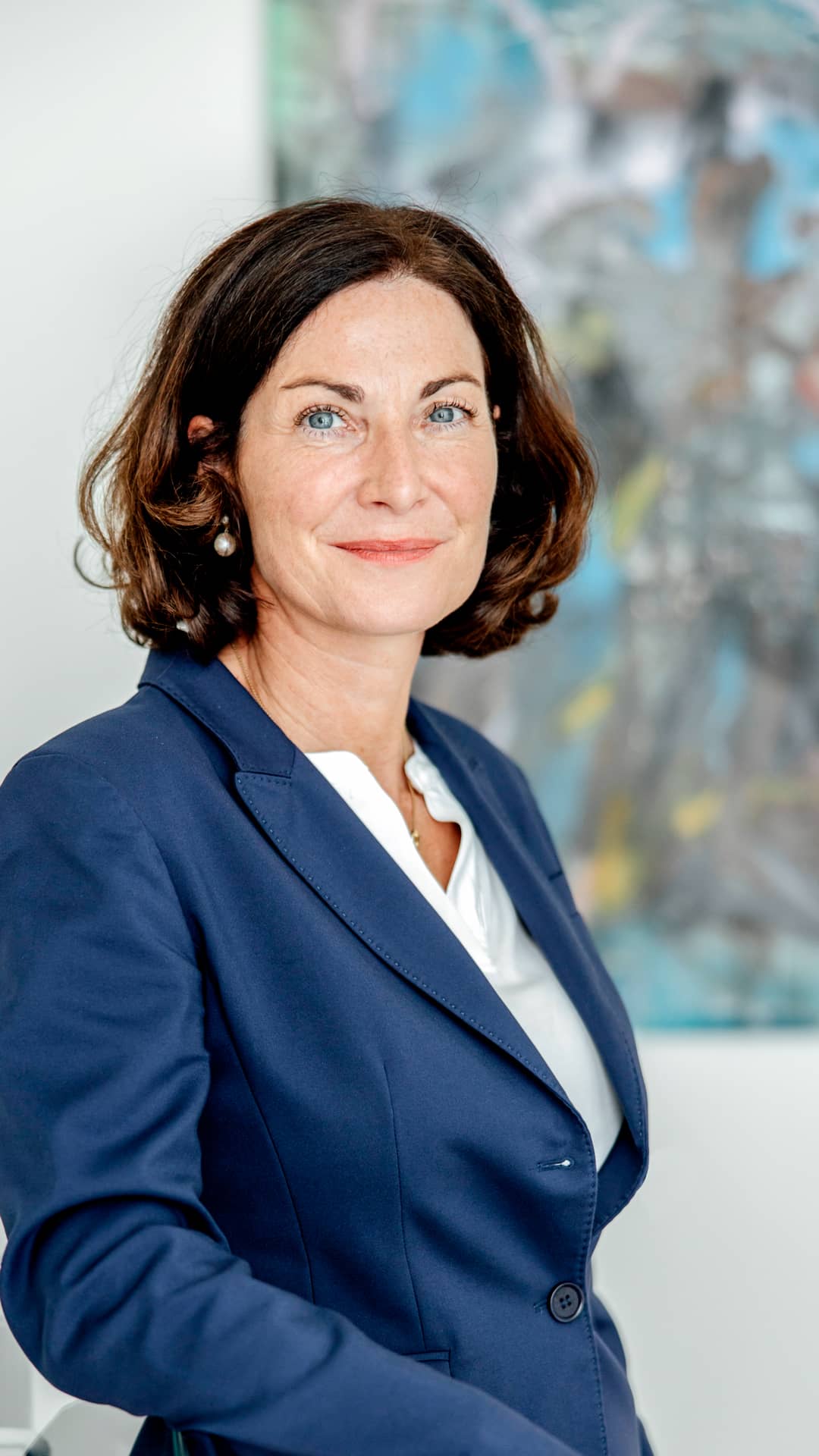 Rechtsanwältin Sabine Breitegger im Portrait seitlich, Recht, Anwältin
